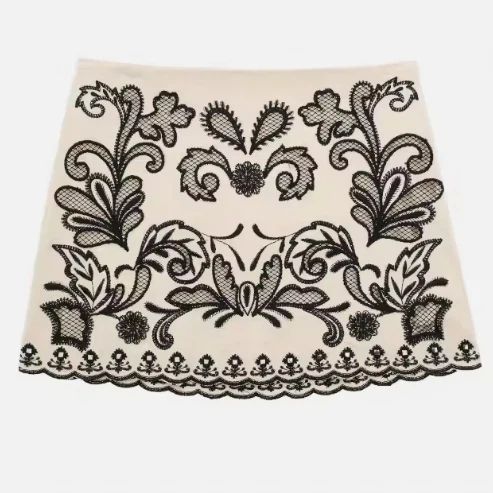 Izšuvumi Zīda svārki